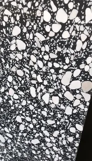 Fabrication de dalles de terrazzo personnalisées de couleur blanche/beige/jaune/rouge avec surface martelée pour la décoration murale